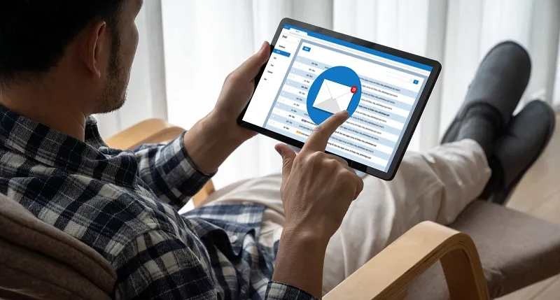 Person using a shared mailbox on a tablet